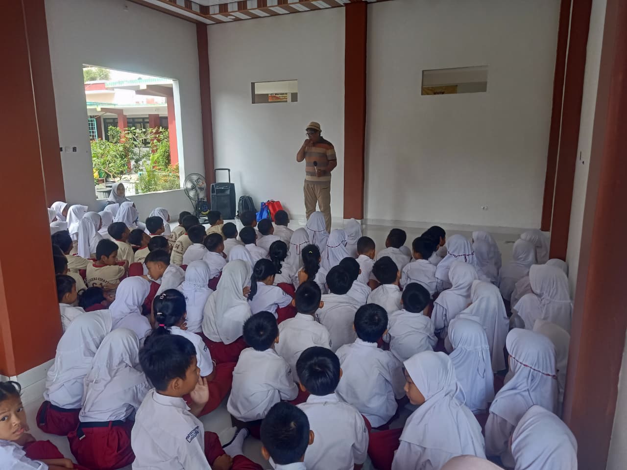 Wisata LiterAsyik Ke SDN Cipayung 04